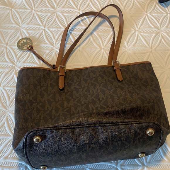 Michael Kors Jet Set Large Tote - Picture 7 of 8